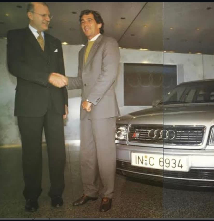 Fotografia histórica: aperto de mãos em um showroom Audi